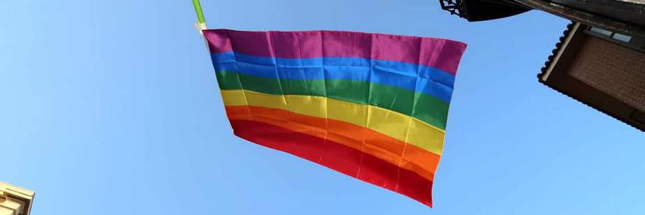 Le drapeau gay arc-en-ciel à Madrid