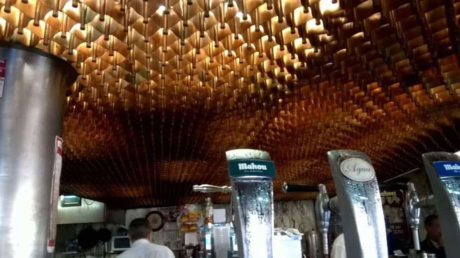 Le plafond de cuivre du café el Diamante